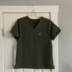 Figs  Catarina Short Sleeve top scrub women’s size M great condition